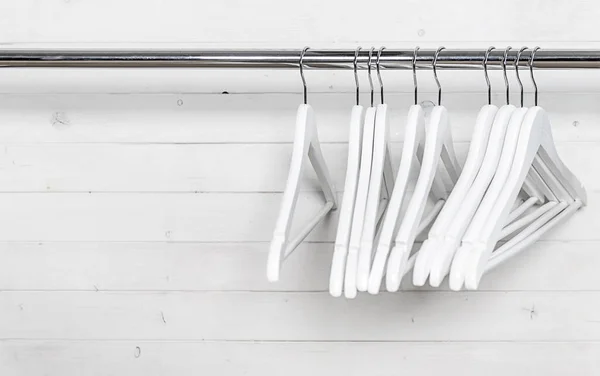 Hangers chaotisch te plaatsen op het rek — Stockfoto