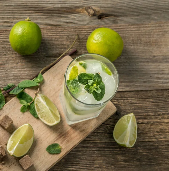 Mojito sendo preparado, limão e gelo, topview — Fotografia de Stock