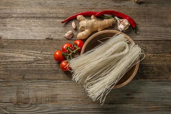 Rajčata, zázvor, těstoviny, prostor pro text vlevo — Stock fotografie