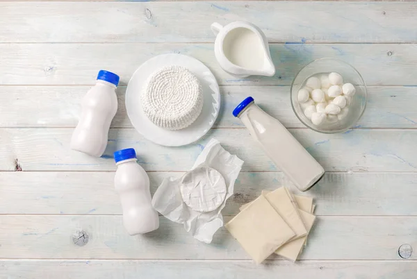 Diferentes produtos lácteos na mesa, topview — Fotografia de Stock