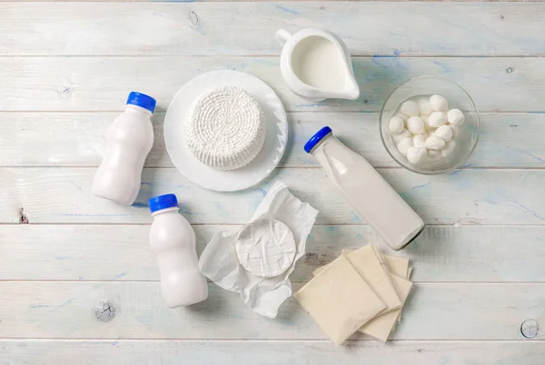 Verschillende zuivelproducten op de tafel, topview — Stockfoto