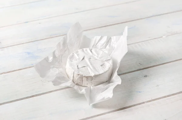 Formaggio camembert avvolto in carta bianca — Foto Stock