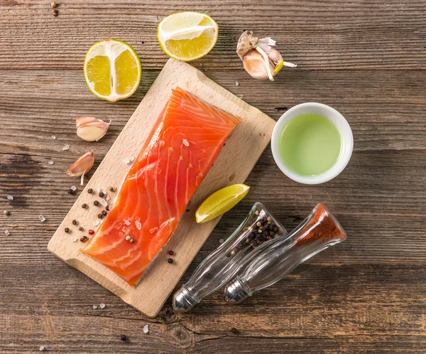 Filete de salmón, limón cortado a bordo, vista superior — Foto de Stock