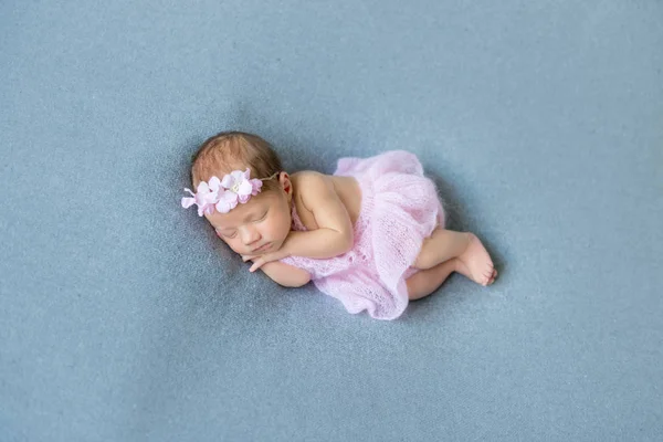 Meisje van de baby slapen op haar buik — Stockfoto