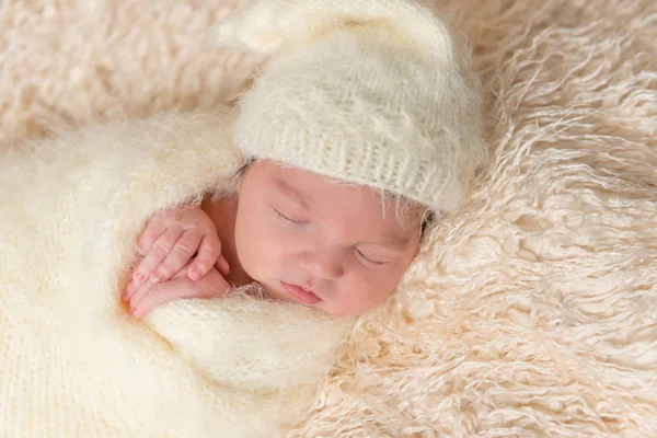 Baby napping pressing his hands to face, closeup — Stock Photo, Image