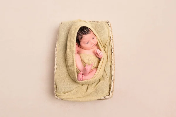 Wrapped black-haired baby basket, topview — Stock Photo, Image