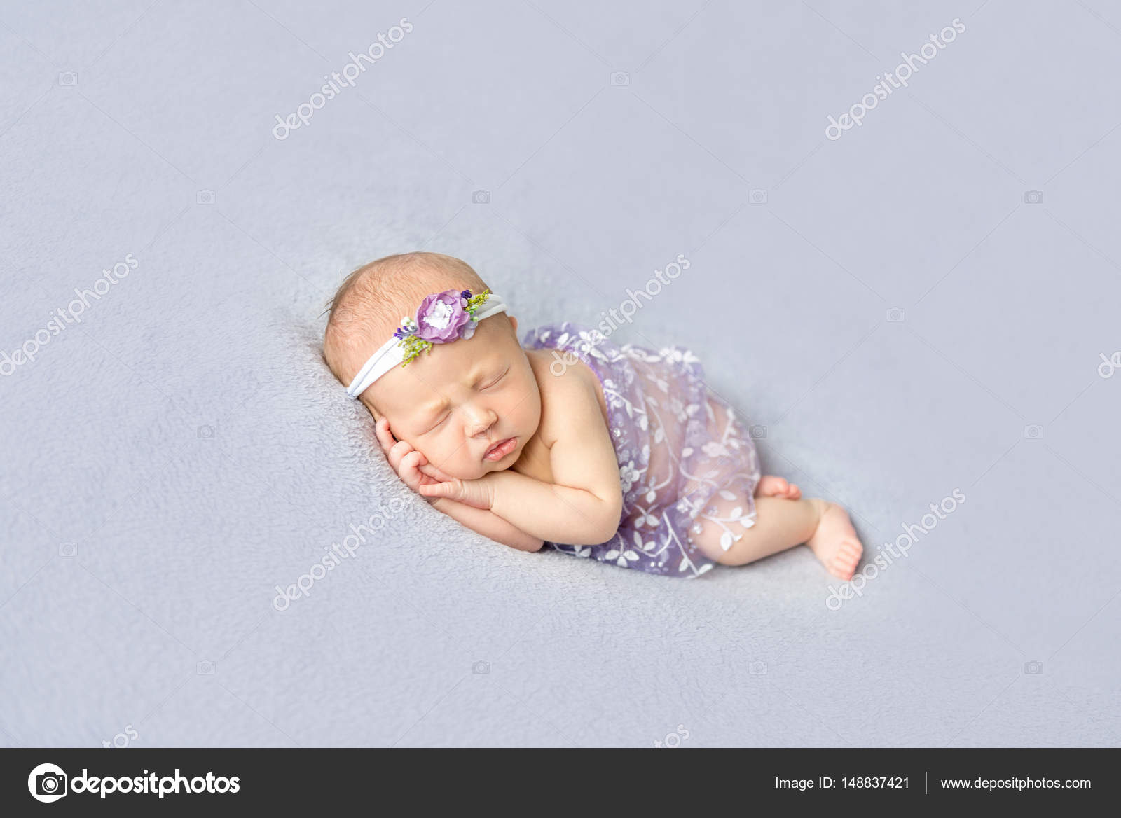 Nu Bebe Fille Dormir Sur Son Cote Image Libre De Droit Par Tan4ikk C