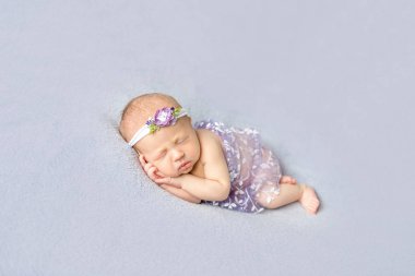 Onun yanında uyuyan kız çıplak bebek
