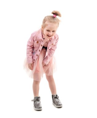 Güzel kız gülümsüyor, komik bir saç modeli ile izole