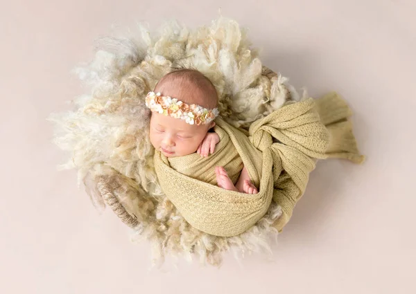 Uykusunda gülümseyerek küçük bebek kız — Stok fotoğraf