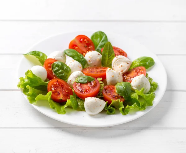 Tallrik med grekisk sallad med fetaost — Stockfoto