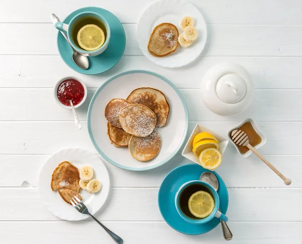 朝食のパンケーキ、レモンティー、topview — ストック写真