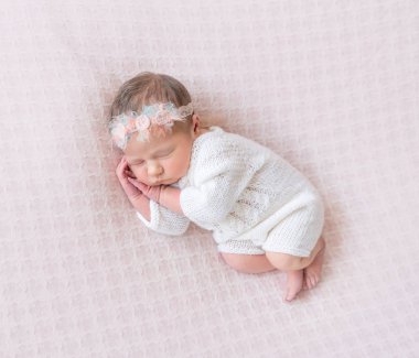 çiçekli hairband giyen tarafında uyuklayan çocuk