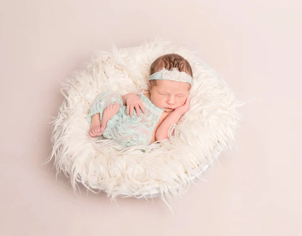 Menina vestida com lindo terno pastel dormindo — Fotografia de Stock