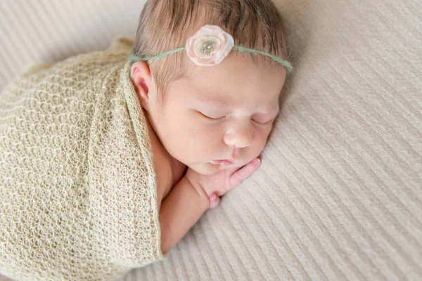 Karın, closeup uyku küçük bebek kız — Stok fotoğraf