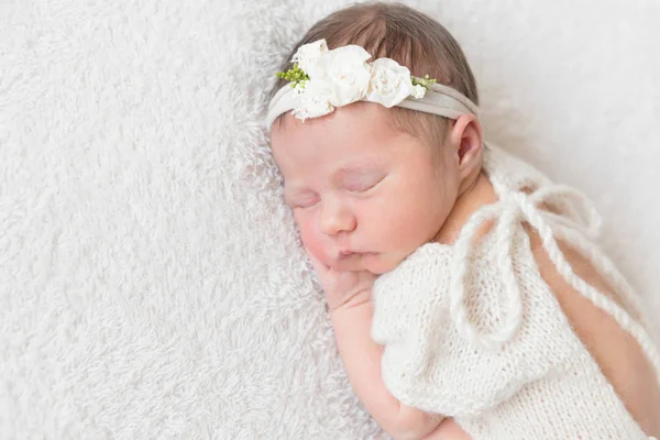 Bebé con diadema blanca, vestido de traje — Foto de Stock