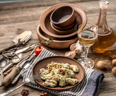 Eski moda dishware makarna ile