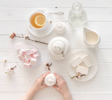 tatlılar için çay töreni, TOPVIEW holding minik eller