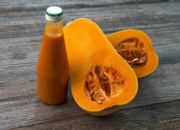 Zucca con semi e bottiglia di succo — Foto Stock