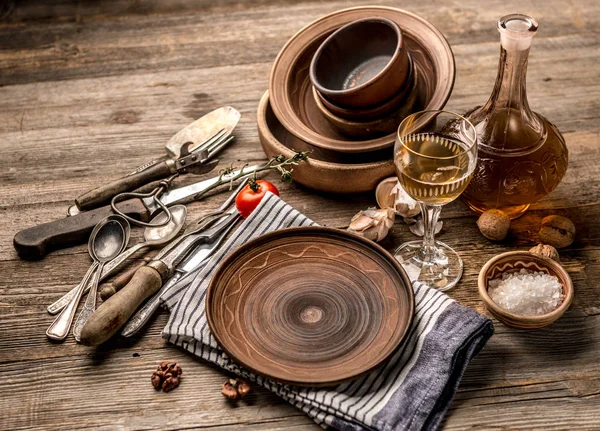 Old-fashioned dishware that looks rustic on table — Stock Photo, Image