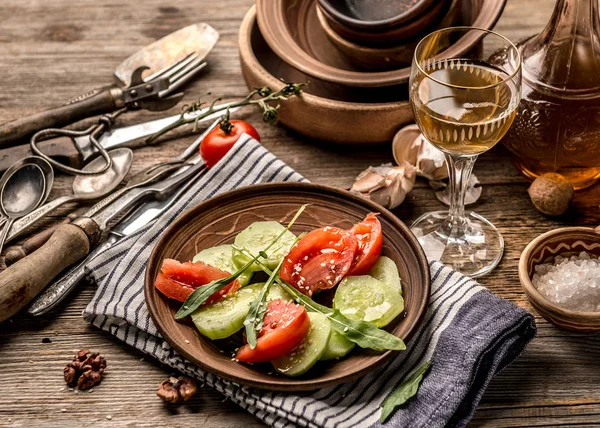 Salada simples de pepinos e tomates, pratos rústicos — Fotografia de Stock