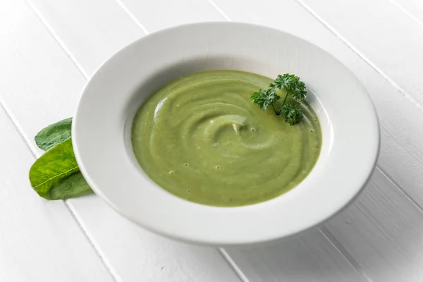 Sahnesuppe mit Spinat in weißem Teller — Stockfoto