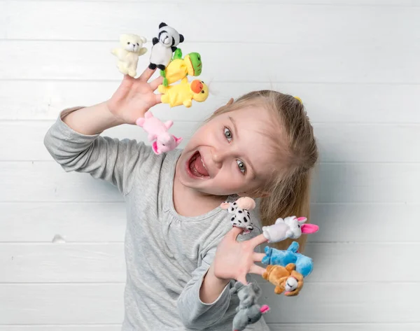 Menina com boneca fantoches em suas mãos — Fotografia de Stock