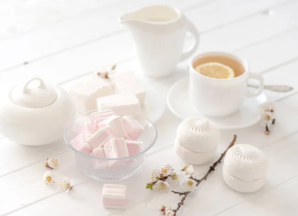 Set de thé pastel avec zéfir et bonbons — Photo