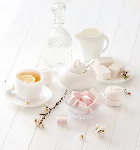 Teezeremonie mit rosa Blumen und Marshmellow — Stockfoto