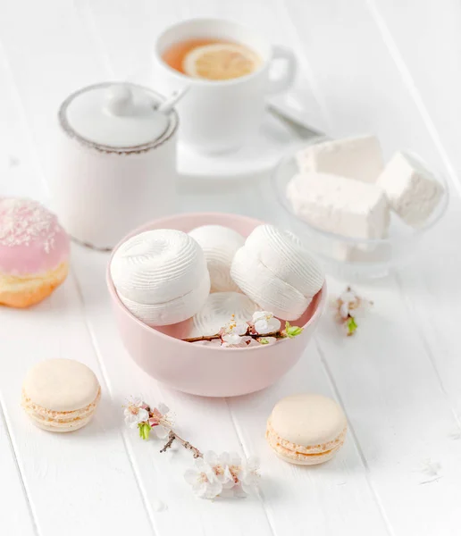 Schüssel mit Zefir, weiße Tasse Tee — Stockfoto