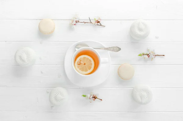Tee mit Zitrone in weißem Porzellangeschirr, topivew — Stockfoto