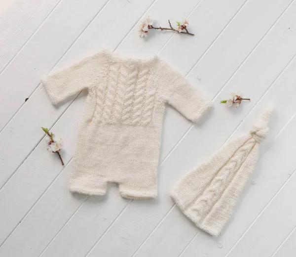 Precioso traje de punto blanco para bebé, topview — Foto de Stock
