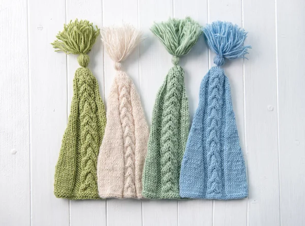 Filati di lana multicolore che formano cappello, vista dall'alto — Foto Stock