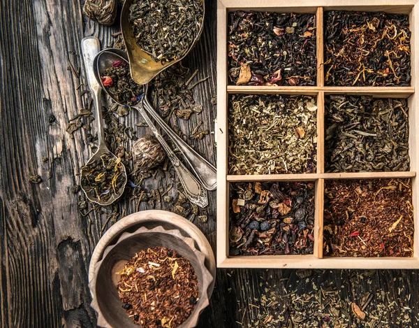Wybór herbat, miesza się w naczyniu miedzianym, topview — Zdjęcie stockowe