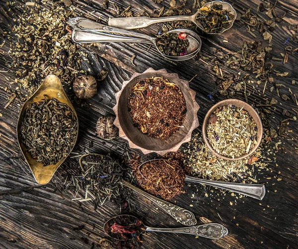 Mezclas de té en vajilla de cobre a la antigua, vista superior —  Fotos de Stock