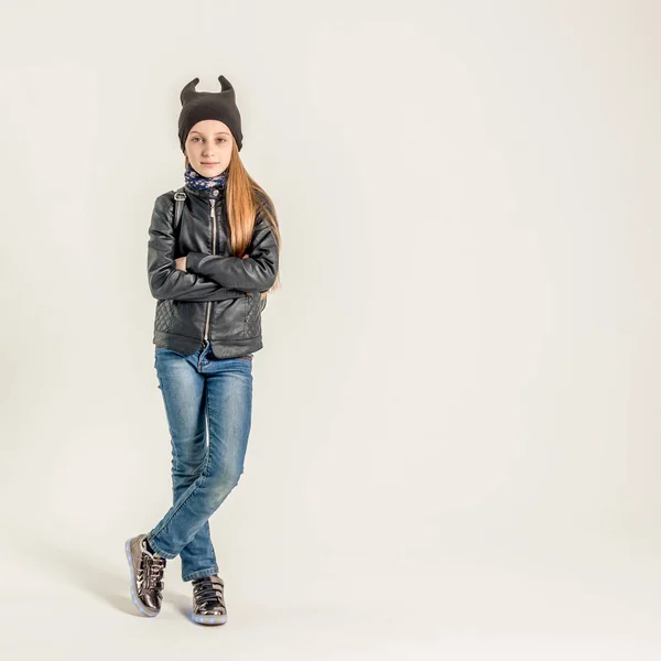 Menina adolescente na moda em jaqueta preta — Fotografia de Stock