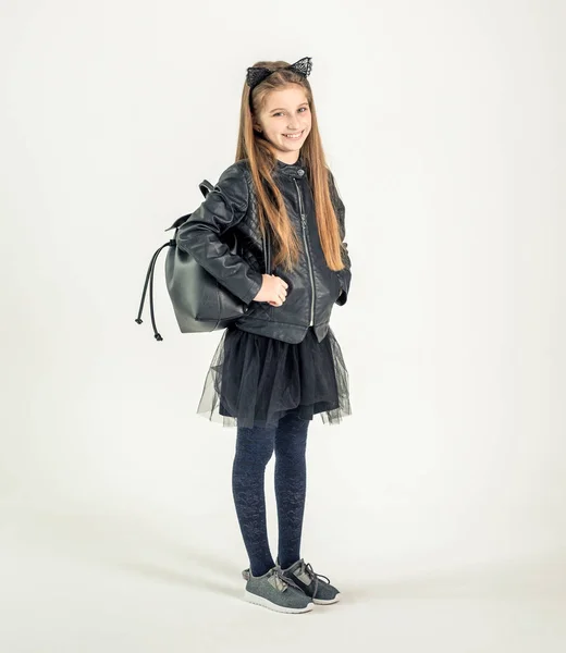 Modne dziewczyny nastoletnie w czarna kurtka — Zdjęcie stockowe