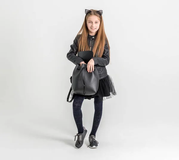 Модная девушка-подросток в черной куртке — стоковое фото
