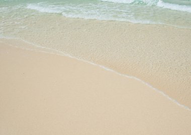 kumlu plaj ve dalga açık şeffaf deniz