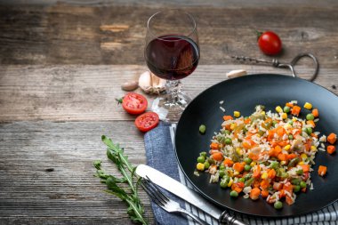 Asma ve domates tarafında ile lezzetli pilav