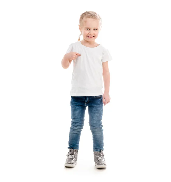 Крихітна дівчина стоїть вказуючи на себе, ізольована — стокове фото