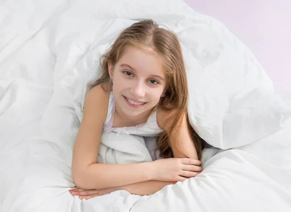 Kind omwikkeld met een witte deken, wakker — Stockfoto