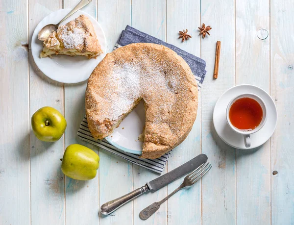 Torta de maçã com pedaço cortado, topshot — Fotografia de Stock