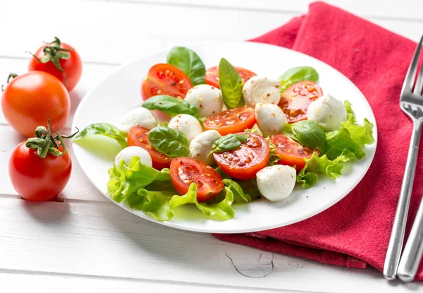 Salade geserveerd voor vegeterians, zilverwerk — Stockfoto