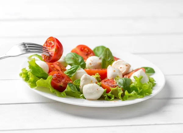 Deliciosa salada vegeteriana com espinafre e feta — Fotografia de Stock