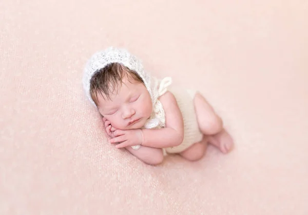Newborn girl napping on her side — Stock Photo, Image