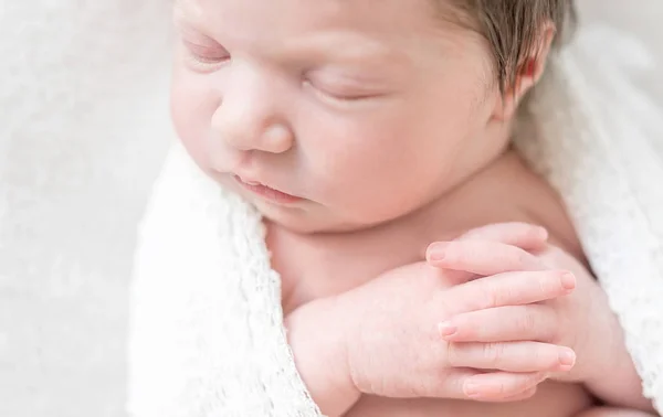 眠っている、クローズ アップ新生児赤ちゃんの柔らかな肌 — ストック写真