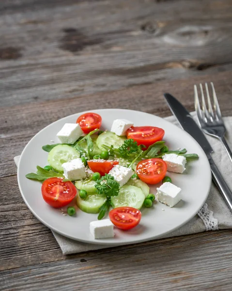 Salada grega apetitosa com especiarias — Fotografia de Stock