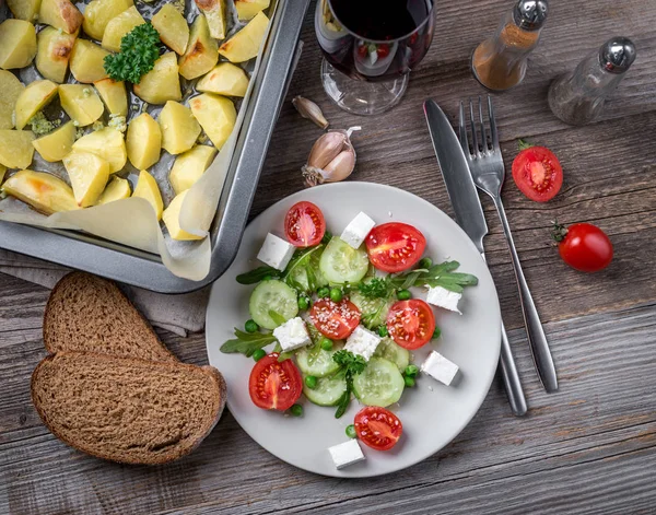 Græsk salat med ost, bagte kartofler, topview - Stock-foto