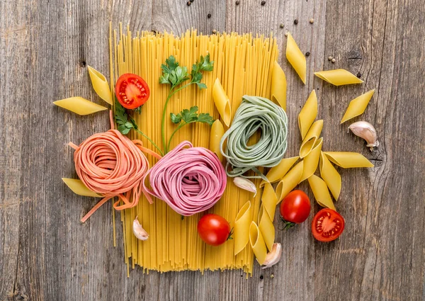 Spaghetti, rosafarbene Makkaroni in Komposition, von oben — Stockfoto